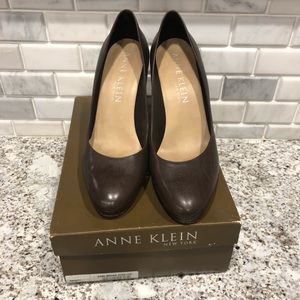 EUC ✨ Anne Klein Brown Lux Pumps